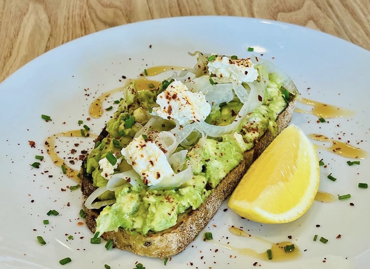 Smashed avocado with fetta, chilli and lemon